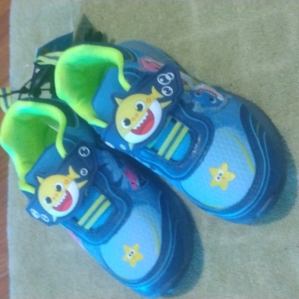 Brand new baby shark shoes kids (size 8) light-ups